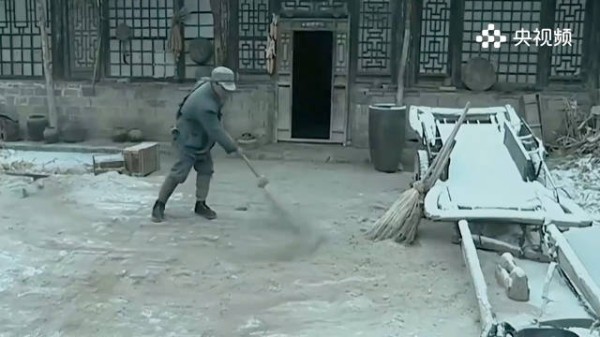 亮剑：李云龙破天荒夸赞赵刚，态度反常格外殷勤，赵刚还以为他又闯祸了！