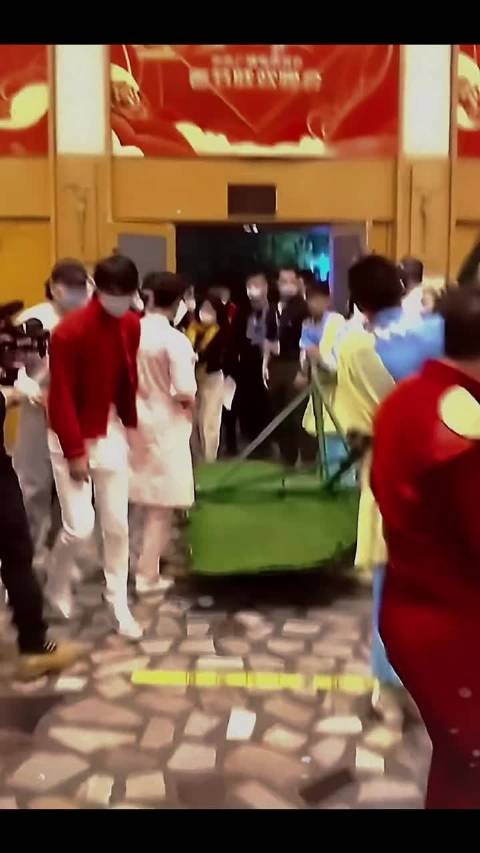 这个视频终于拍出了王一博的真实身高