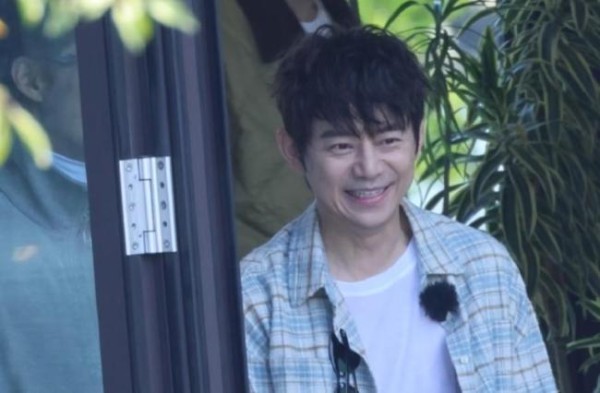 何炅飞行亲爱的客栈 老友相聚温情满满