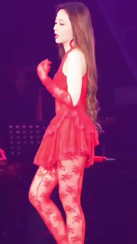 张靓颖早这么穿，我就不会投票给春哥了啊