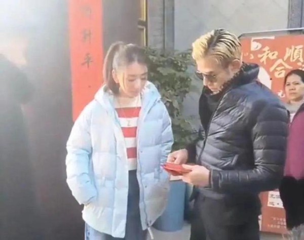 比岳父还大2岁的郭富城陪娇妻回老家，有文旅人员陪同？官方辟谣