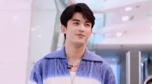 吴磊小意外：不慎拉开姐姐袖子拉链的温馨插曲