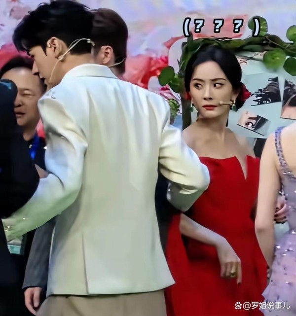 龚俊“误牵”杨幂，网友笑称“顺手牵杨”，娱乐圈小插曲引发热议