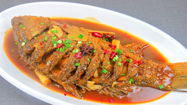 大厨分享经典名菜红烧鱼，鱼肉不破皮不粘锅，鲜嫩又入味