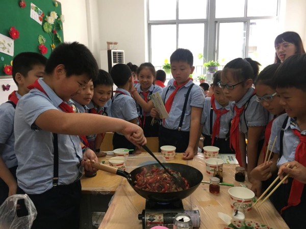中小学生学做饭是教育的深化和生活技能的传承