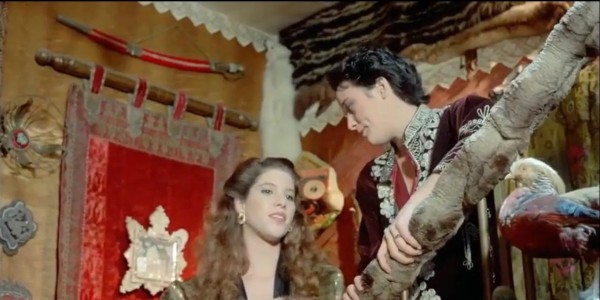 苹果：欧美老片真可以！提起80年代的喜剧电影，不得不提《美丽小蜜桃2》，由Alex de Renzy执导，Siobhan Hunter、Buck Adams等领衔主演这部电影以其独特的幽默和讽刺手法，讲述了主角Peaches在成长过程中的一系列趣事20岁的Peaches在探索爱情和自我认知的道路上，经历了许多令人啼笑皆非的冒险她的母亲、继父和继叔叔，每个角色都以他们自己的方式参与到这场青春的闹剧中...