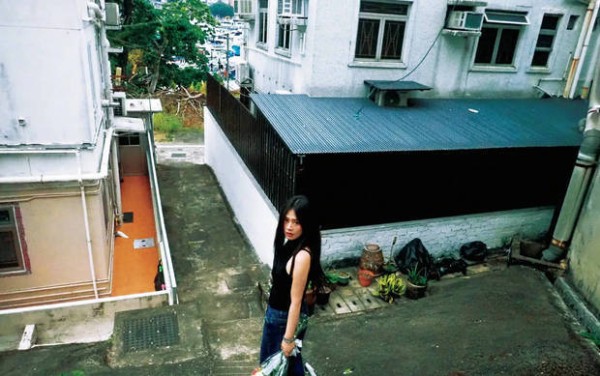 马思纯穿着黑色背心搭配蓝色牛仔裤，造型简约干练。