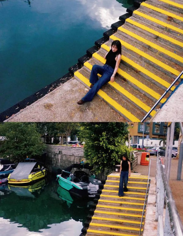 马思纯在黄色阶梯处拍照。