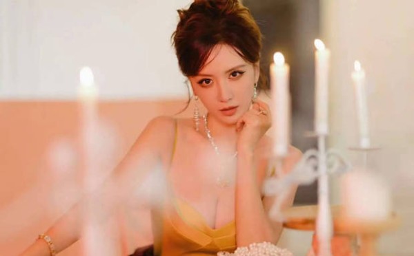 张萌烛光氛围感大片释出 黄裙盘发明艳动人
