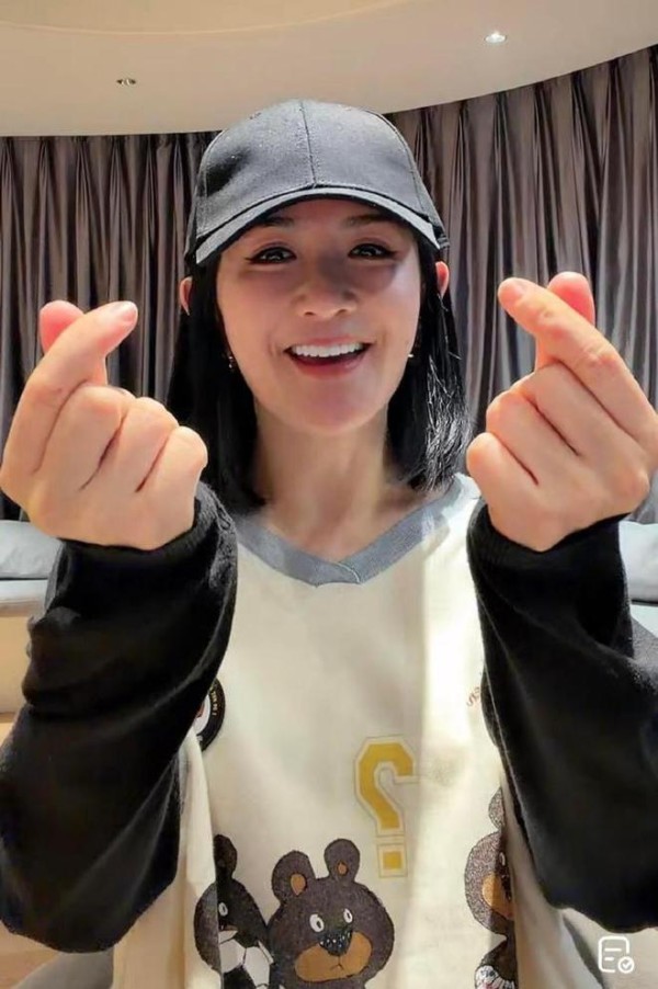 谢娜直播官宣明年开演唱会 现场带来《菠萝菠萝蜜》等经典曲目