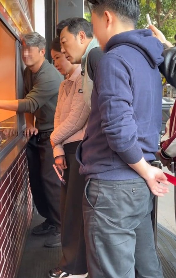 郭涛夫妇逛市场，妻子比梅婷还小9岁，打理几家美发店漂亮又能干