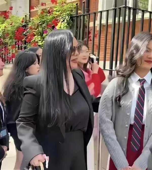 路人视角下的李湘母女，她要是没钱谁认识她啊，一个普通肥胖大妈