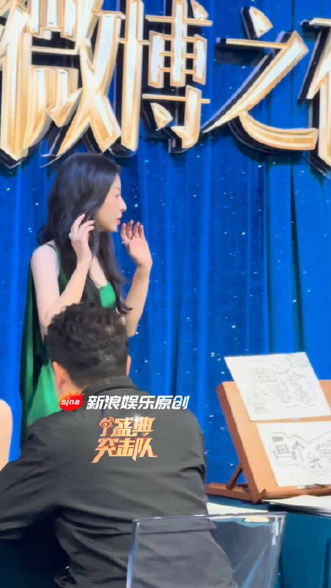 周雨彤、欧阳娜娜微博之夜后台相遇，美女手拉手