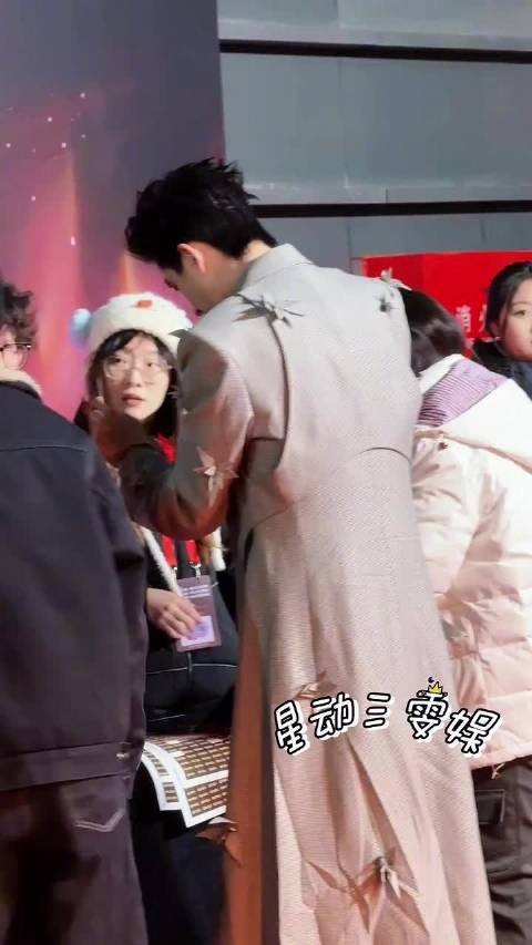 敖瑞鹏微博之夜，这身太帅了！颜值和衣品双在线