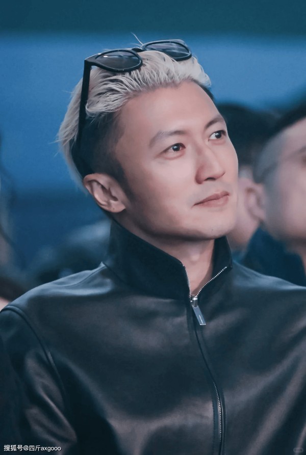 谦寻给谢霆锋颁了个无关娱乐的奖