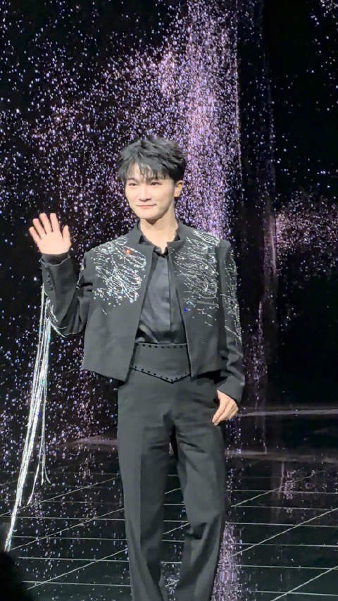 微博之夜红毯上的周深，一边走一边忙忙碌碌地挥着手，左右兼顾，礼貌满分