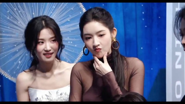 微博之夜直播，卢昱晓王玉雯两个大美女同框啦！懵懵的晓晓好可爱！