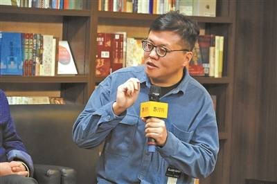 “你以为畅销历史小说作家那么好当吗”