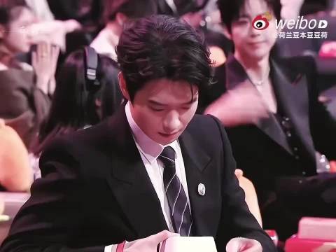 魏大勋高情商互动引期待，新作《有罪之身》受关注