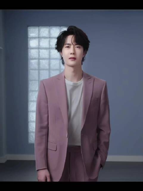 王一博亮相情人节，清新气质重写浪漫氛围