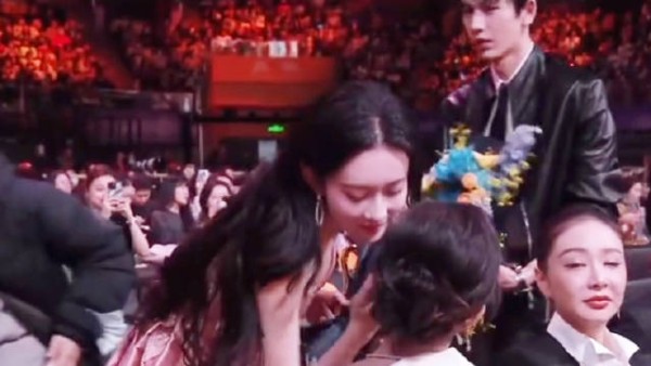 白鹿张凌赫对视的这一刻恨海情天味拉满！