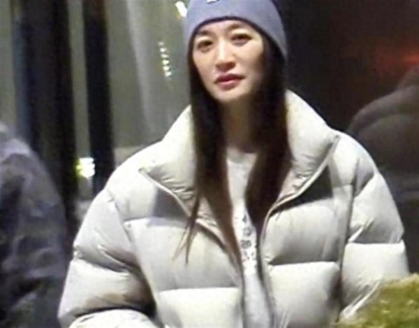 49岁李小冉素颜被拍，眼袋浮肿却白到发光，无滤镜状态太真实