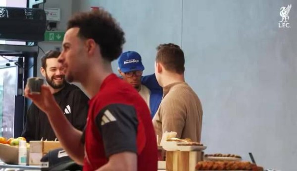 埃基蒂克穿搭引萨拉赫及队友注目