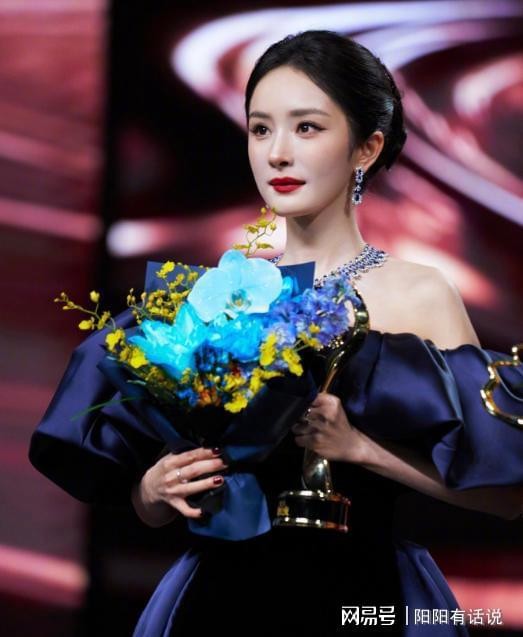 杨幂微博之夜封后引热议！3 次改高定，时隔7年诈捐旧账被扒