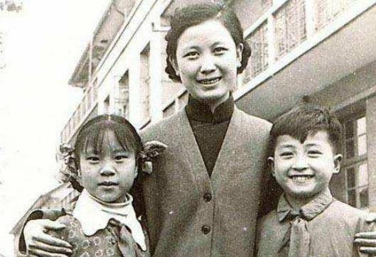 她不顾反对，选择与戏曲伴终生，生活所迫，一瓶安眠药了此生