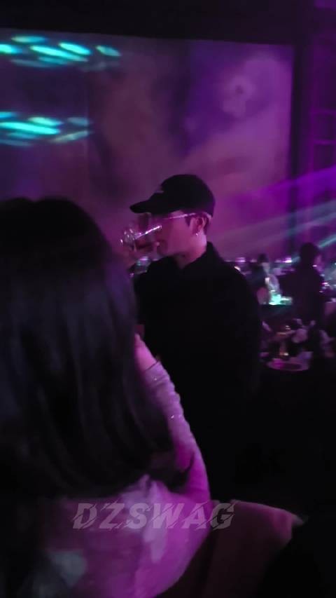 王嘉尔朋友分享后台趣事，体贴未打扰合照