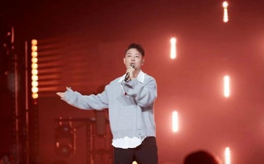 揭榜歌手疑似曾一鸣，粉丝热议引发怀旧风潮！