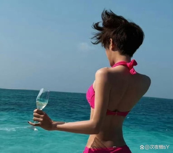 小澈穿比基尼刷屏热搜！硬核辟谣+自信出圈，网友笑不活了