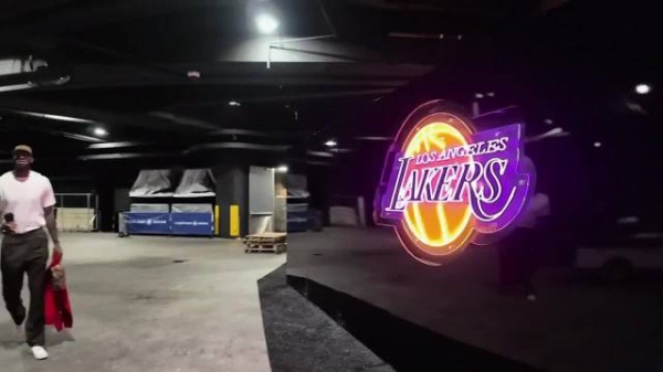 勒布朗抵达Crypto.com Arena，像一名老干部