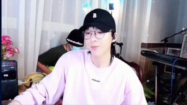 刘宇宁直播回应粉丝生五子祝福