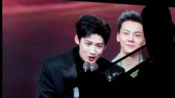 白敬亭获微博年度号召力演员，与王嘉尔陈伟霆吴京同台