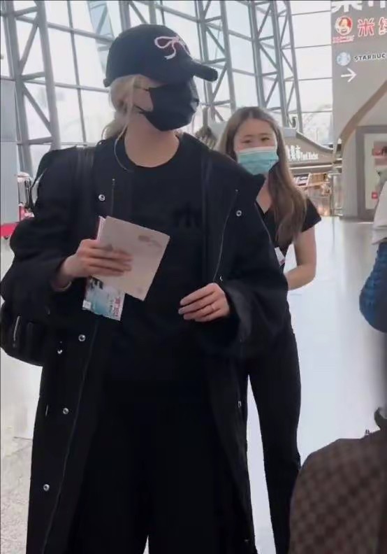 花海漫步的温柔：《娱乐圈近期大瓜大汇总，快来吃瓜啦！》

娱乐圈向来是热闹非凡，各种八卦消息层出不穷，让吃瓜群众们应接不暇。最近，又有不少劲爆的消息传来，快来和我一起看看都有哪些吧！

首先要说的是李凯馨，这位新加坡籍演员最近可谓是深陷舆论风波。“辱华录音”事件闹得沸沸扬扬，50余家央媒纷纷下场，列出其6大罪状。尽管工作室紧急否认，坚称录音造假，但声纹鉴定结果显示匹配度高达87%。接着，新加坡富商...