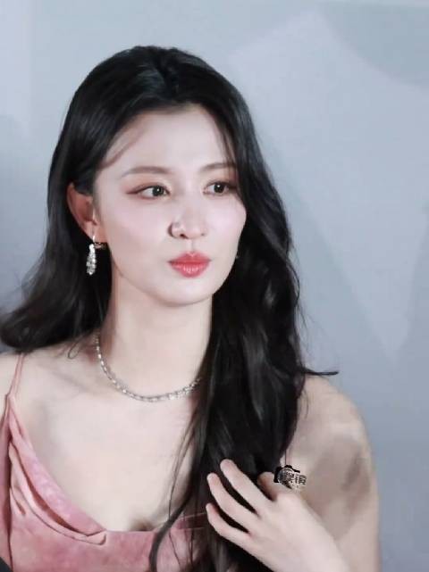 王楚然应该是95后女明星中长的最美的了，年轻真好