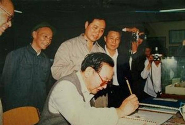 与金庸，古龙齐名，却在最辉煌时封笔，选择与妻子归隐江湖