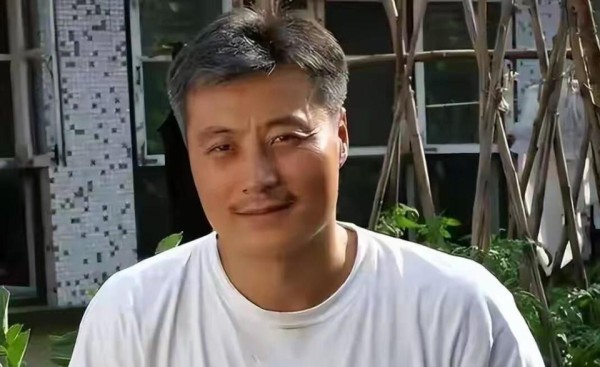 原来他们是夫妻，结婚30年不离弃，成名后换房不换妻，女儿成骄傲