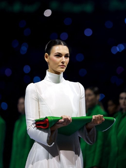 为何维托利亚·塞雷蒂被选为意大利代表团的旗手？