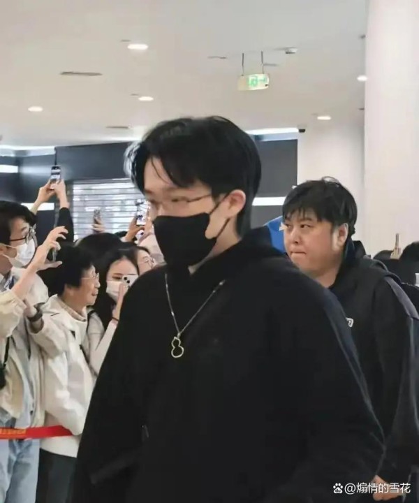 运动员变身走秀明星，拼劲哪去了，流量秀场遮掩真实力忙炒作粉丝喧嚣成闹剧，隐私被绑架没人管，体育到底要不要当娱乐看？