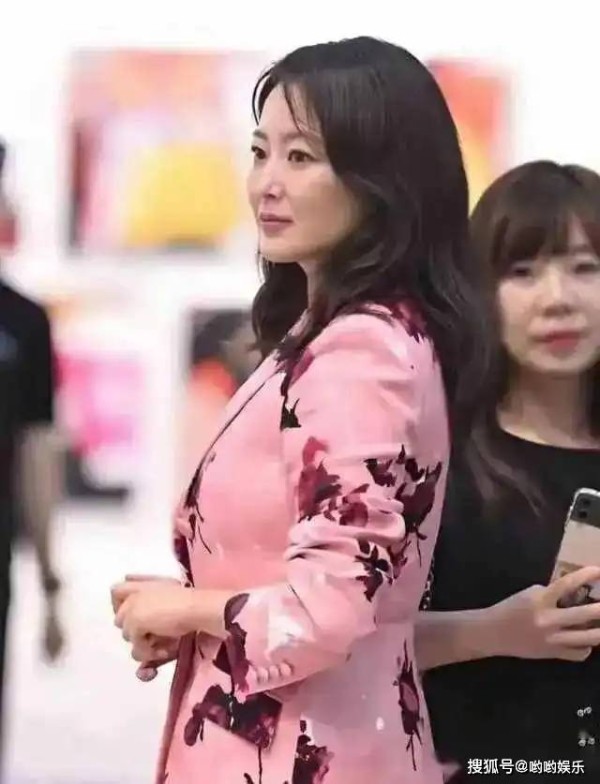 金喜善穿粉西装惊艳全网，这身材这风情，男人看了都移不开眼?