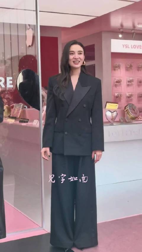 宋佳现身活动展明媚风采，粉丝直呼情绪价值拉满