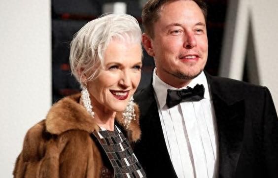 马斯克妈妈在华捞金百万，广告代言接到手软