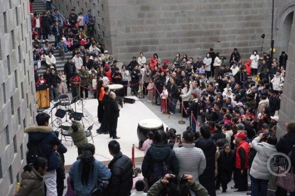 江风伴乐声 重庆朝天门广场免费音乐会“圈粉”市民游客