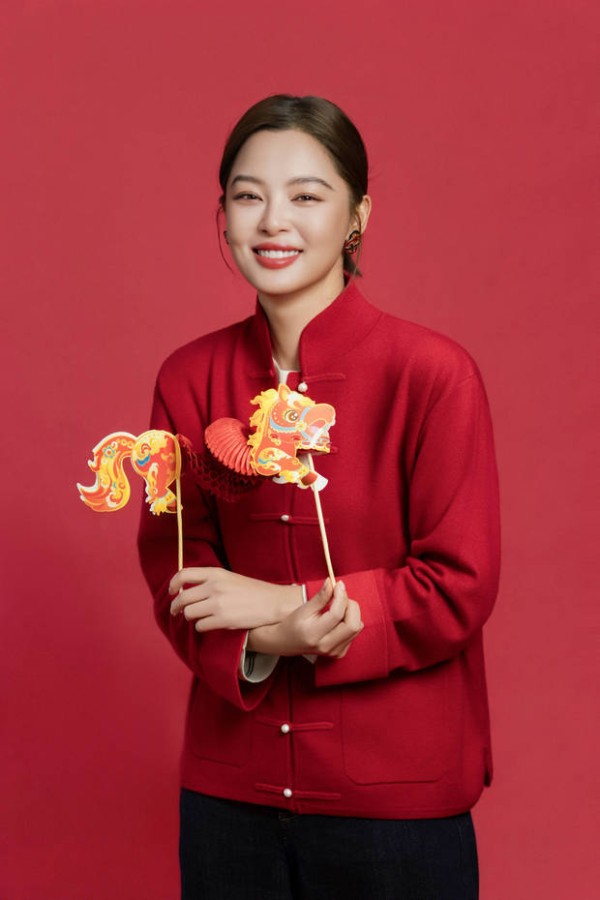 辛芷蕾笑容明媚，气色红润。