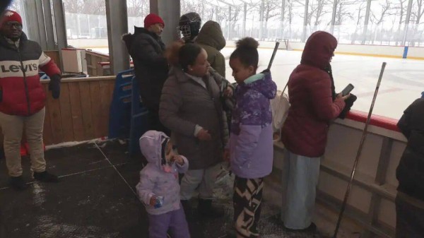 温尼伯新移民畅享加拿大冬日：冰上运动与欢乐家庭时光...因为这个疏忽，加拿大祖孙4人在登机时被拒，连机票都不能退款！专家提醒...