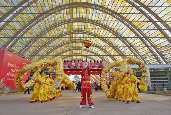 成都新津：非遗民俗齐亮相 村糖会年味十足