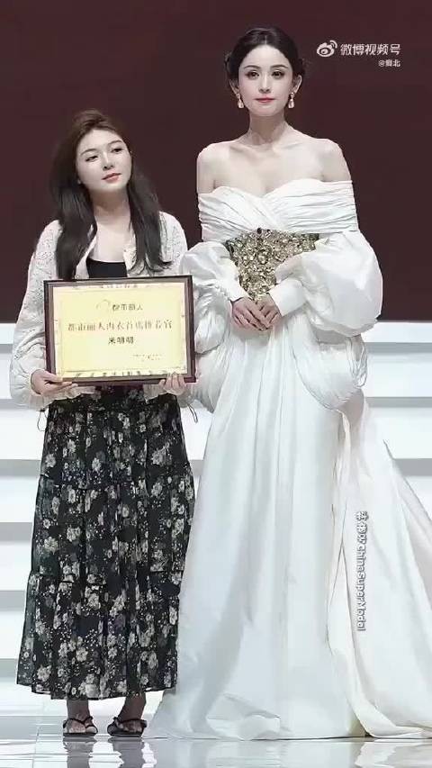 我相信左边已经是生活里的美女了，但娜扎直接美成神仙了