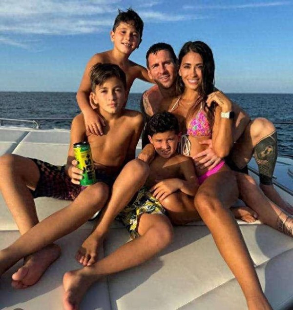 梅西38岁依然巨星，家庭幸福享受度假生活